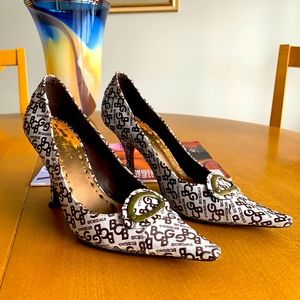 SEXY 🥵 BCBG Logo Monogram White & Brown Canvas Fabric Heels Size 6.5! 👍 Clean!